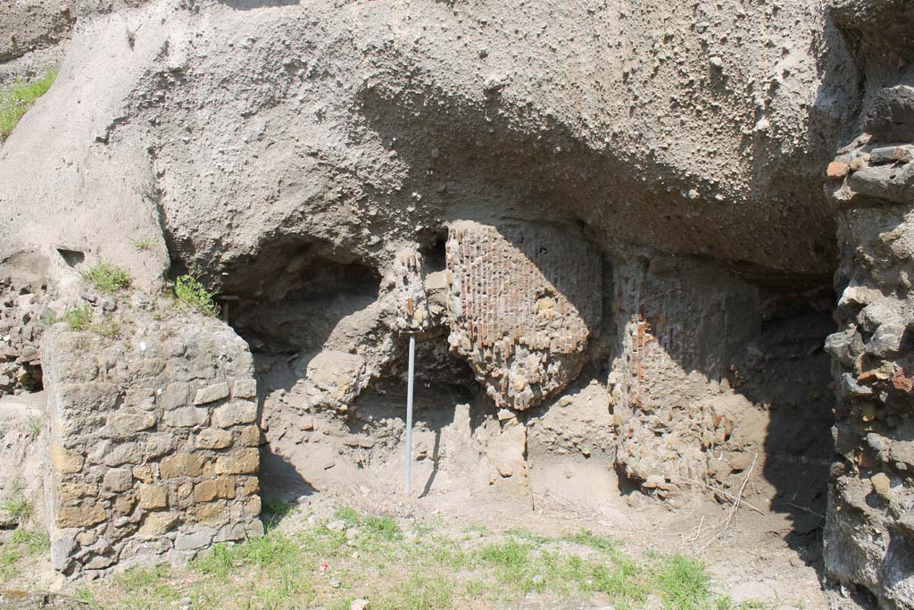 VII.16 Herculaneum. March 2014. Looking west in north-west corner of site at north end of Cardo III.
Foto Annette Haug, ERC Grant 681269 DÉCOR.